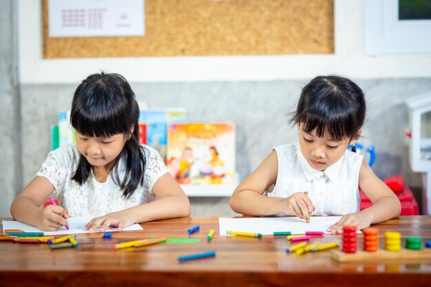 Photo preschooler child girl drawing and coloring