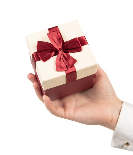 쇼핑 흰색 배경에 고립 된 손에 선물 상자.