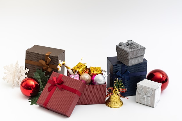 크리스마스 생일 특별 행사에 대 한 흰색 배경에 색 리본 선물 상자