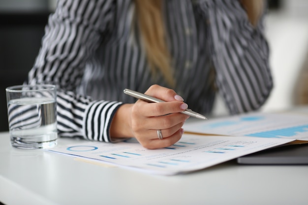 Photo presentable woman and diagrams