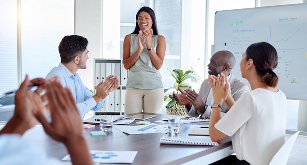 Presentatieteamwerk of diversiteitsteamapplaus bij het behalen van succes voor creatieve marketingstrategie of KPI-doelgroei Ondersteuning voor bedrijfsfeesten of zakenmensen klappen voor reclame-idee