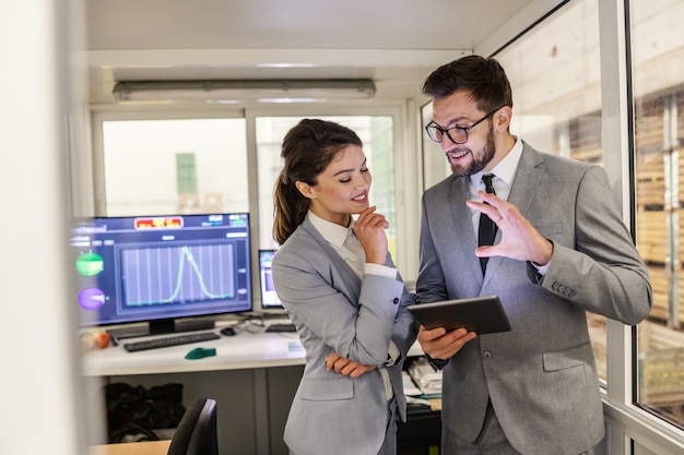 Foto presentazione del lavoro nel back office del magazzino