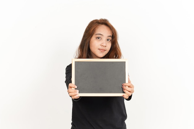 Presenteren en vasthouden van een leeg schoolbord van een mooie Aziatische vrouw die een zwart shirt draagt