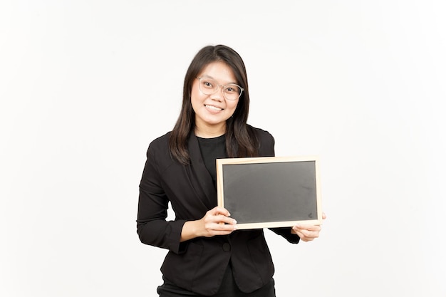 Presenteren en vasthouden van een leeg schoolbord van een mooie Aziatische vrouw die een zwarte blazer draagt