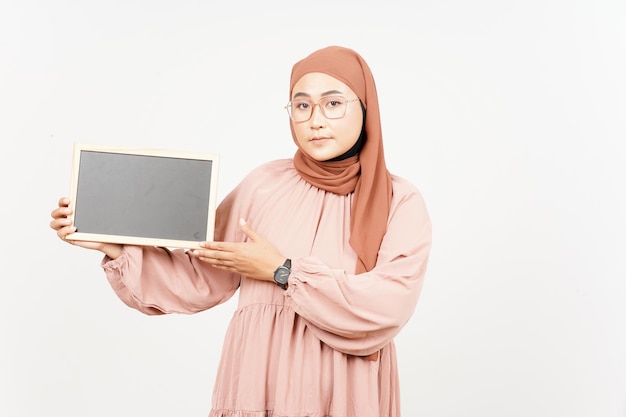 Presenteren en vasthouden van een leeg schoolbord van een mooie Aziatische vrouw die hijab draagt