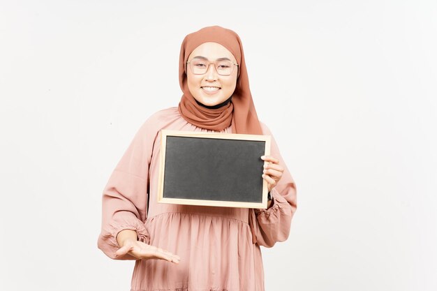 Presenteren en vasthouden van een leeg schoolbord van een mooie Aziatische vrouw die hijab draagt