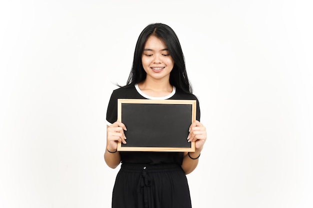 Presenteren en vasthouden van een leeg schoolbord van een mooie Aziatische vrouw die op wit wordt geïsoleerd