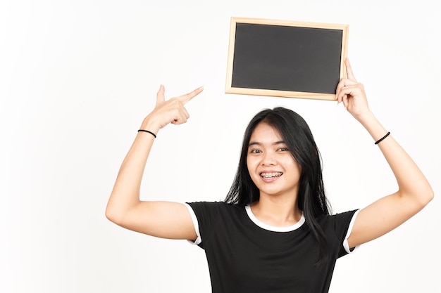 Presenteren en vasthouden van een leeg schoolbord van een mooie Aziatische vrouw die op wit wordt geïsoleerd