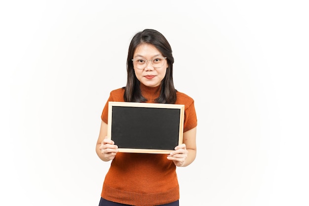 Presenteren en vasthouden van een leeg schoolbord van een mooie Aziatische vrouw die op wit wordt geïsoleerd