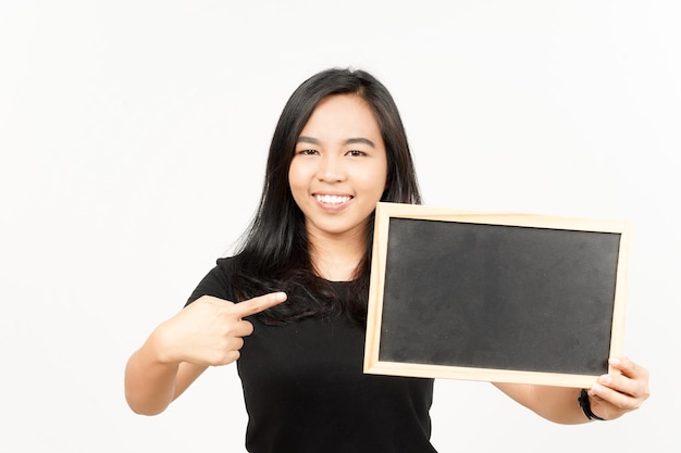 Presenteren en vasthouden van een leeg schoolbord van een mooie Aziatische vrouw die op wit wordt geïsoleerd