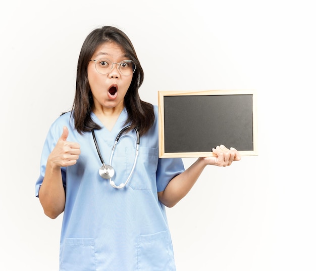 Presenteren en vasthouden van leeg schoolbord van Aziatische jonge arts geïsoleerd op een witte achtergrond