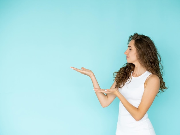 Photo presenting gesture happy woman advertising