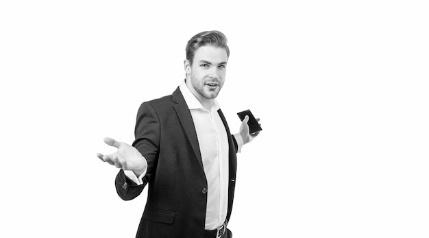 Презентация продукта Бизнесмен держит смартфон, показывая открытую руку
