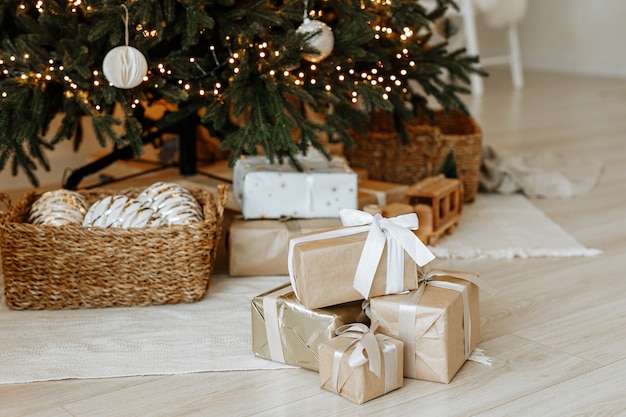 Regali e regali sotto l'albero di natale