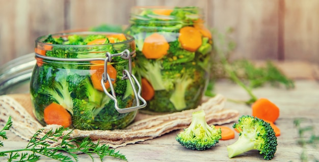 Preservation of broccoli with carrots in jars