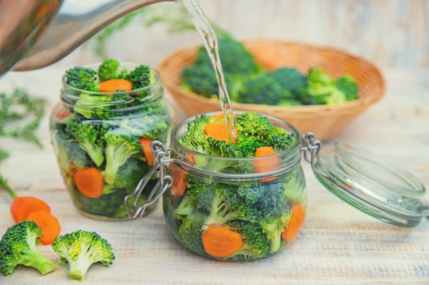 Preservation of broccoli with carrots in jars