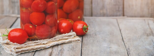 Foto conservazione di pomodori fatti in casa. cibo. messa a fuoco selettiva.