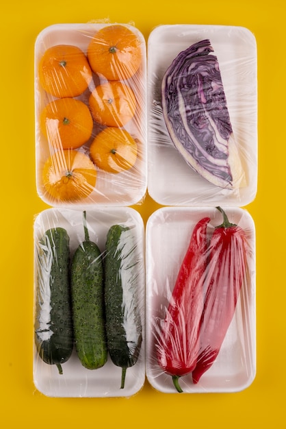 Foto disposizione degli alimenti conservati vista dall'alto