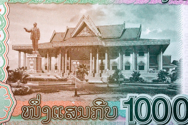 President Kaysone Phomevihane standbeeld en museum in Vientiane van Lao geld