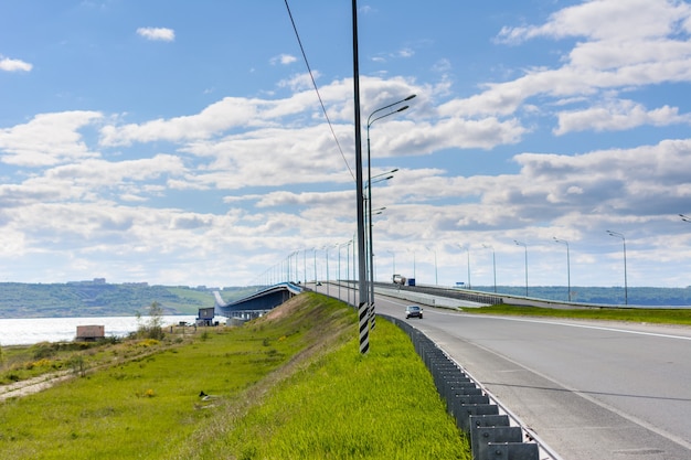 Presidentiële brug in de stad Ulyanovsk vanaf de linkerkant van de rivier de Wolga. De 5825 meter lange brug is de vierde grootste van Rusland. Zonnige dag.