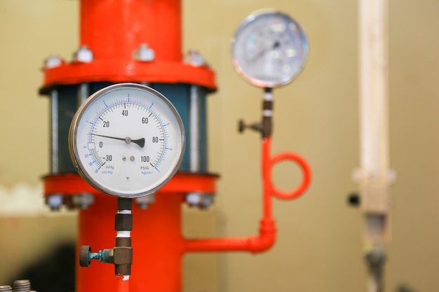 Misuratore di pressione psi metro nel tubo e valvole di settore del sistema di emergenza antincendio.