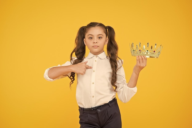 Prestatie concept Schattig klein kind kampioen meisje Kleine winnaar kroning Mooie prinses Gewoon het beste Prinses leven Symbool van luxe Kleine prinses Koningin van de klas School leerling