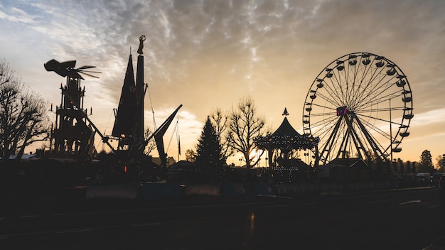 Pret eerlijk silhouet bij zonsondergang