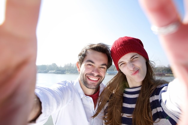 Pret jong paar die selfie met mobiele telefoon nemen