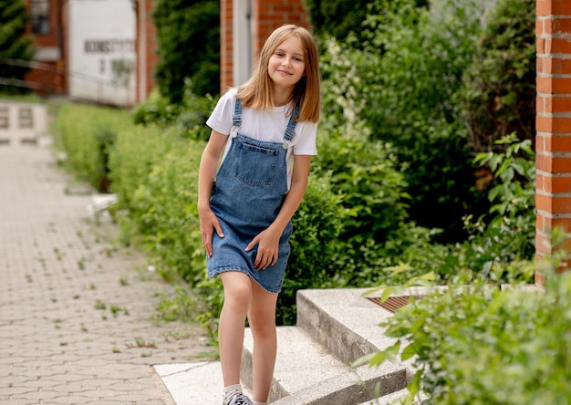 Preteen ragazza in città