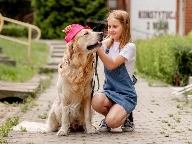 Photo preteen girl with golden retriever dog