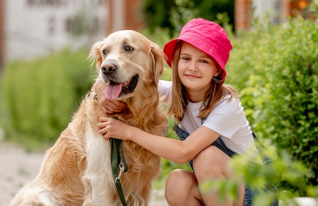 Photo preteen girl with golden retriever dog