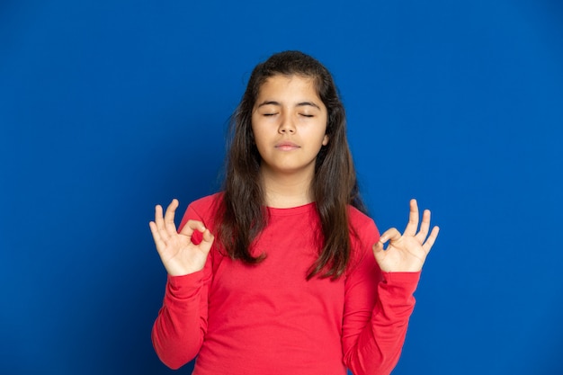 Photo preteen girl with red t-shirt