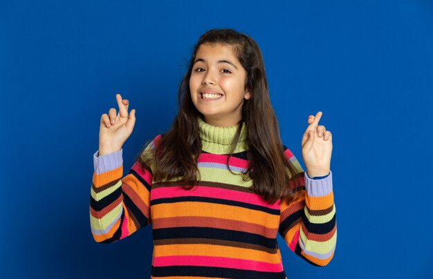 Photo preteen girl with striped jersey gesturing over blue wall