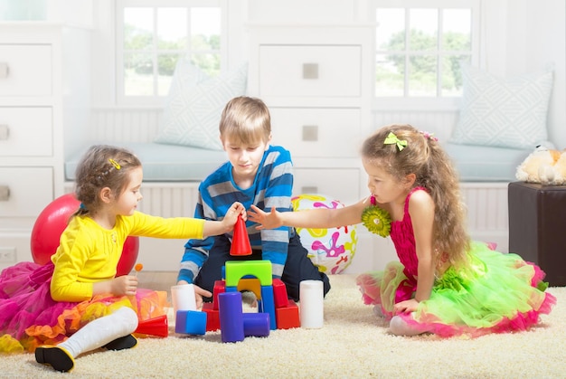 Preteen jongen speelt met twee jongere meisjes