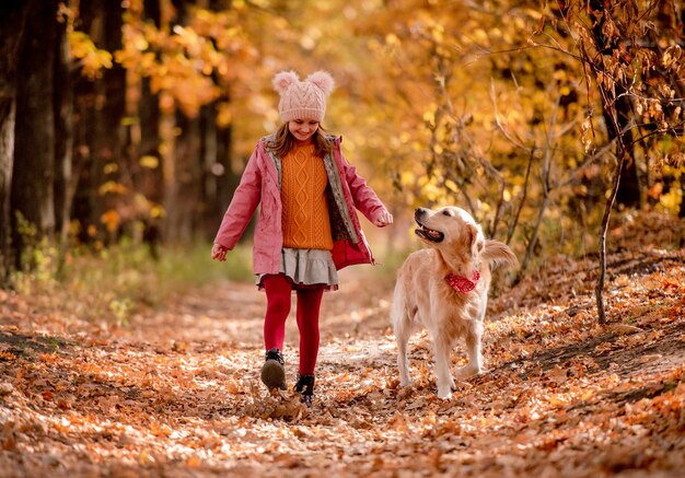 プレティーンの子供とゴールデンレトリバーの犬