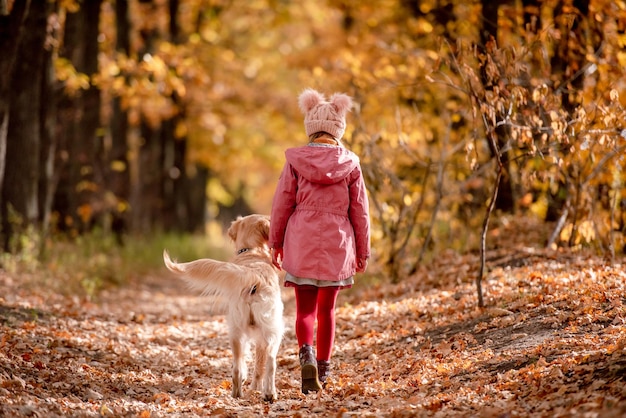 Preteen kind en golden retriever hond