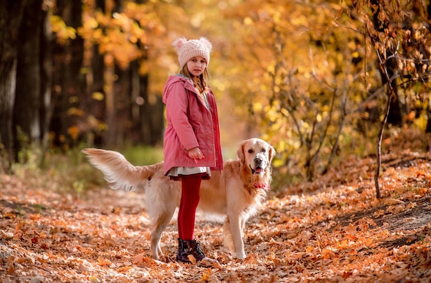 Preteen kind en golden retriever hond