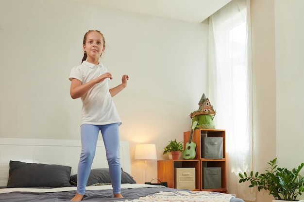 Preteen meisje dansen op bed