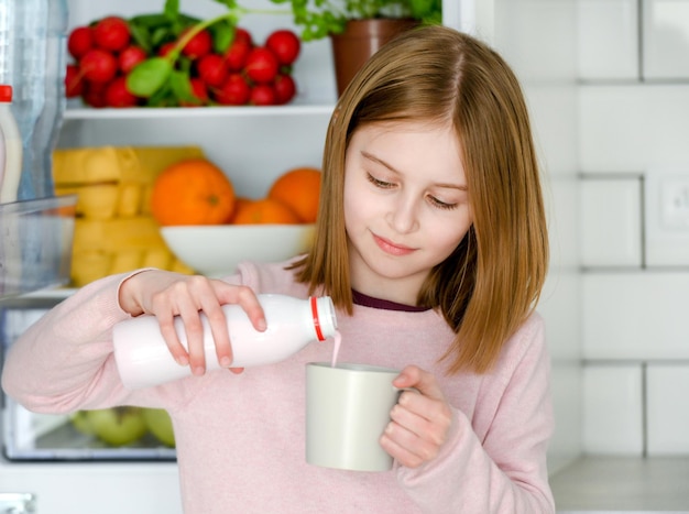 Preteen meisje in de keuken