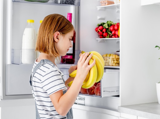 Preteen meisje in de keuken