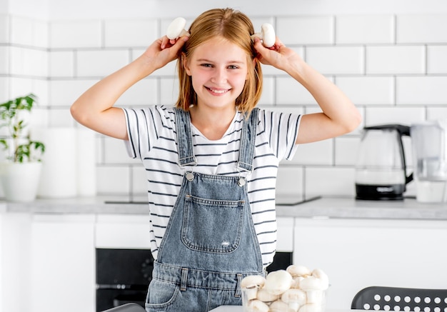 Preteen meisje in de keuken