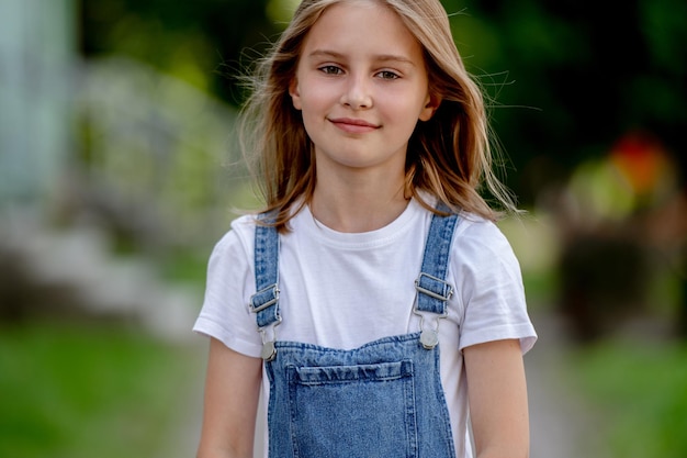 Preteen meisje in de stad