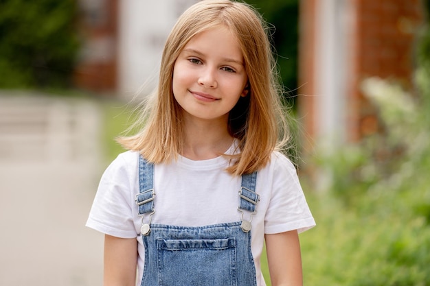 Preteen meisje in de stad