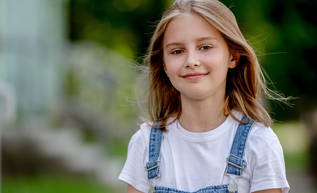 Preteen meisje in de stad