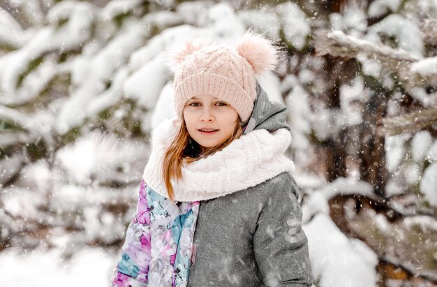 Preteen meisje in de winter