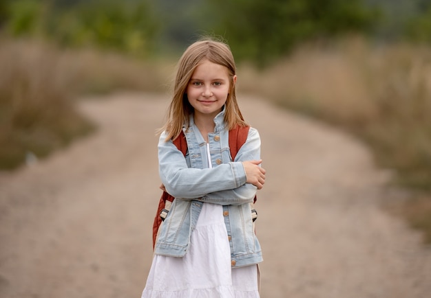 Preteen meisje in het veld