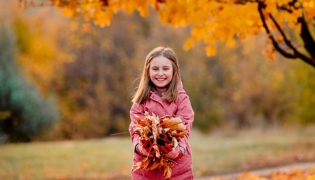 Preteen meisje kind in herfst park