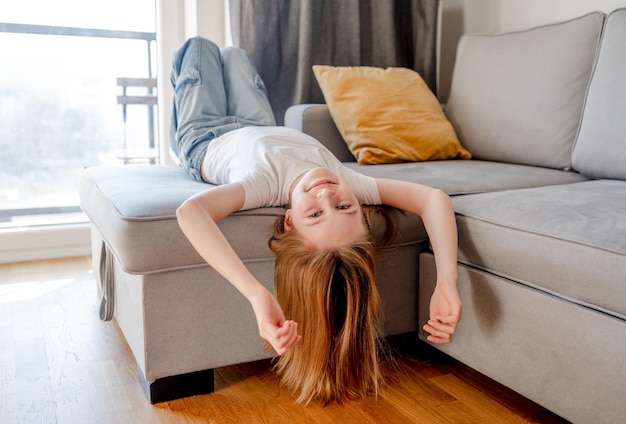 Preteen meisje liggend op de bank en poseren