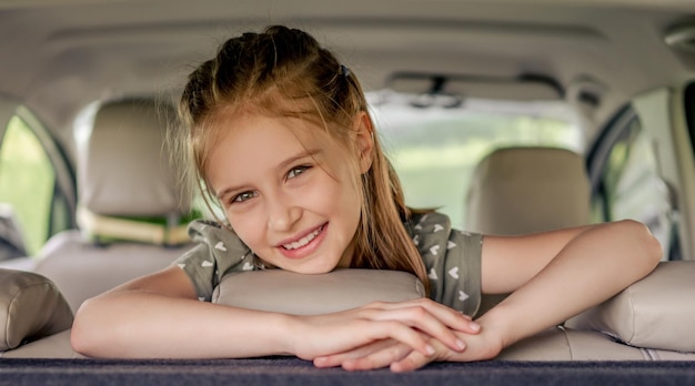 Preteen meisje met auto in de natuur