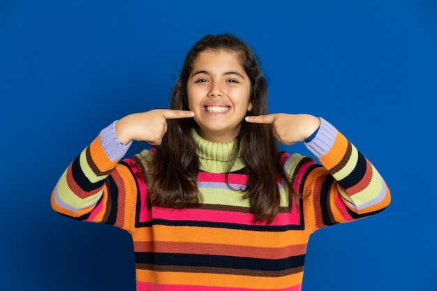 Preteen meisje met gestreepte sweater